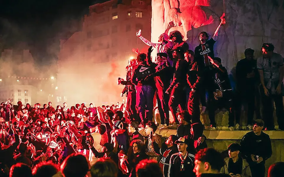 Le chauffeur de VTC qui a blessé trois personnes le soir du match PSG-Arsenal a "paniqué" et va porter plainte pour des "menaces", selon son avocat