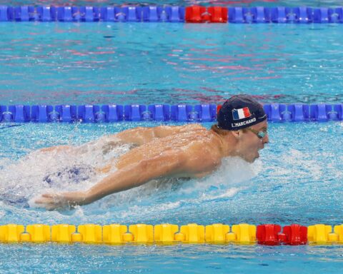Natation : pour sa reprise, Léon Marchand établit son record personnel sur 400 m nage libre et se classe troisième en finale