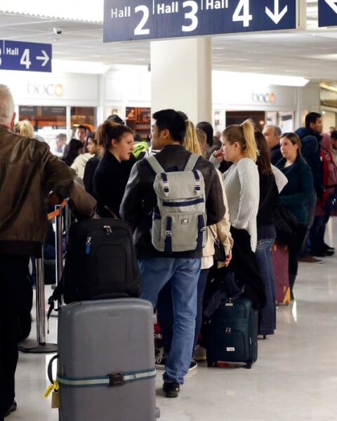 Orly : 40% des vols annulés en raison d'une panne des dispositifs de contrôle aérien