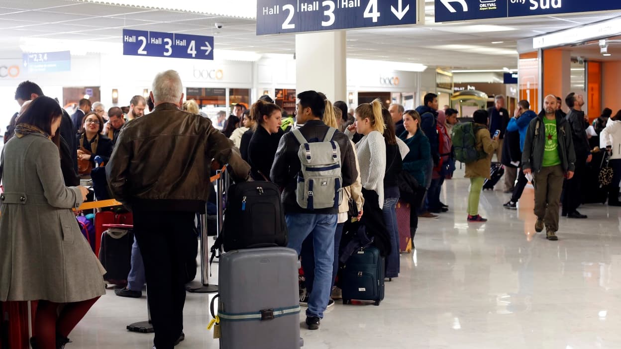 Orly : 40% des vols annulés en raison d'une panne des dispositifs de contrôle aérien