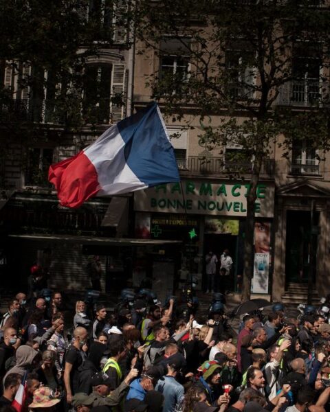 Rassemblement du 1er-Mai à Paris : le stand du PS pris pour cible par des individus encagoulés, le procureur de la République saisi