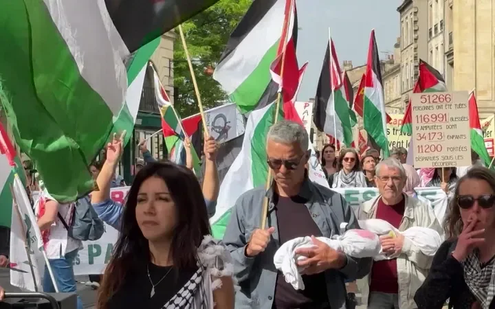 Rassemblements du 1er-Mai : le cortège parisien s'élance avec les principaux leaders syndicaux