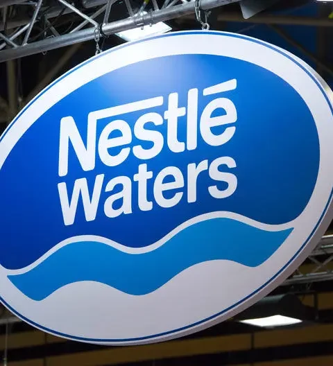 Scandale des eaux en bouteille : ce qu'il faut retenir du rapport sénatorial sur les pratiques du groupe Nestlé Waters