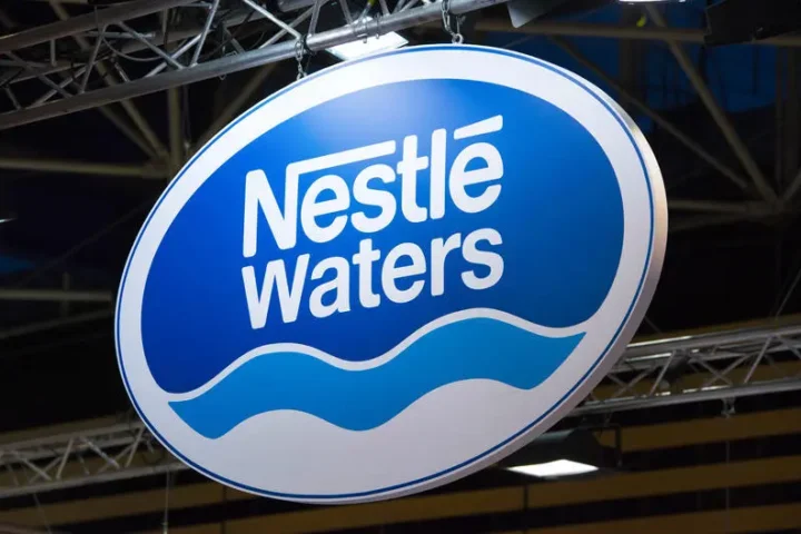 Scandale des eaux en bouteille : ce qu'il faut retenir du rapport sénatorial sur les pratiques du groupe Nestlé Waters