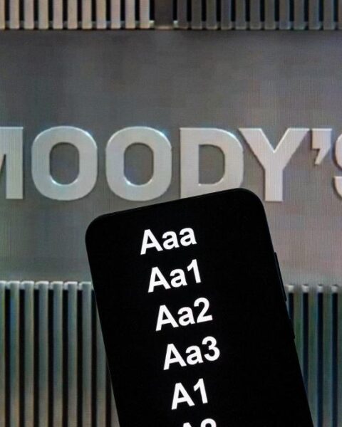 Trois questions sur la dégradation de la note de la dette américaine par l'agence Moody's, de Aaa à Aa1