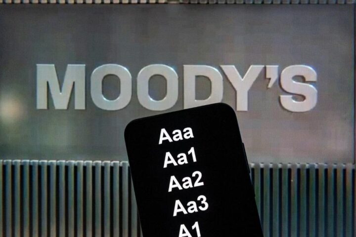 Trois questions sur la dégradation de la note de la dette américaine par l'agence Moody's, de Aaa à Aa1