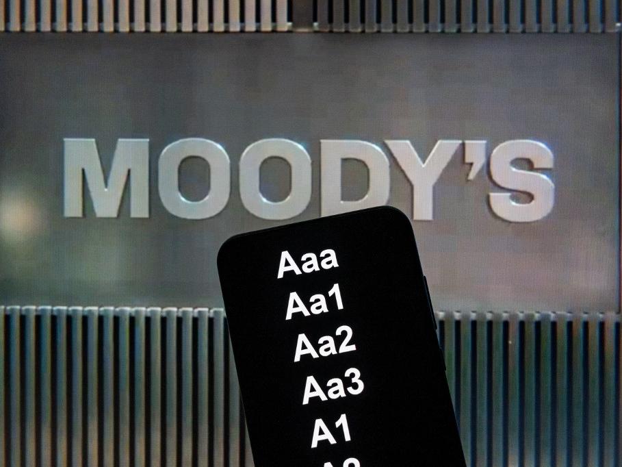 Trois questions sur la dégradation de la note de la dette américaine par l'agence Moody's, de Aaa à Aa1