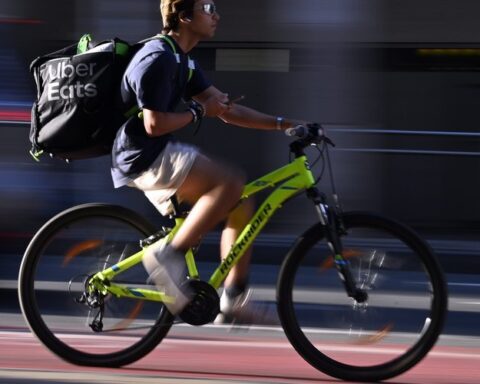 Une première en France : Uber Eats va instaurer un revenu minimal pour ses livreurs, à combien va-t-il s’élever ?