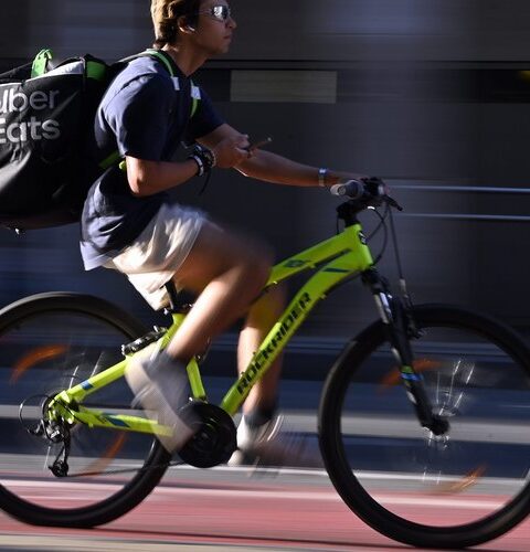 Une première en France : Uber Eats va instaurer un revenu minimal pour ses livreurs, à combien va-t-il s’élever ?