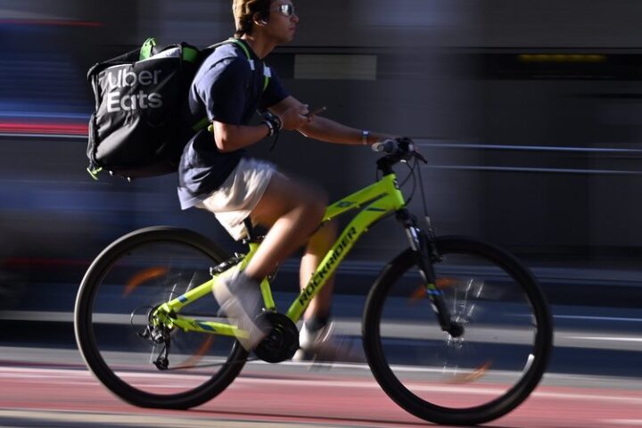 Une première en France : Uber Eats va instaurer un revenu minimal pour ses livreurs, à combien va-t-il s’élever ?