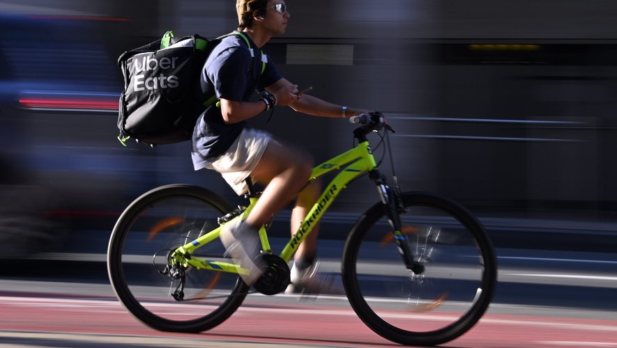 Une première en France : Uber Eats va instaurer un revenu minimal pour ses livreurs, à combien va-t-il s’élever ?