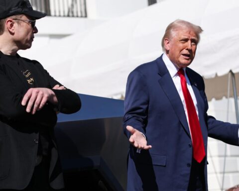 "Certains messages sont allés trop loin" : Elon Musk affirme regretter de s'être écharpé avec Donald Trump, qui se dit "reconnaissant" de ce mea culpa