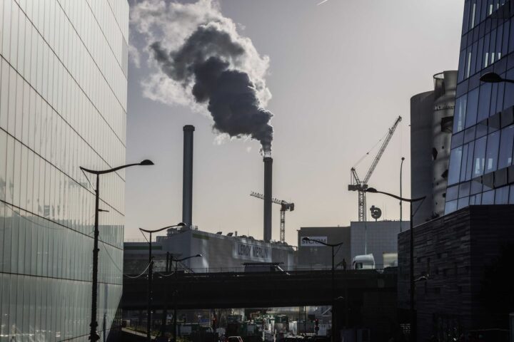 "Pendant ce temps-là, on s'empoisonne" : sous la fumée blanche, les habitants d'Ivry-sur-Seine s'inquiètent de la pollution liée à l'incinérateur