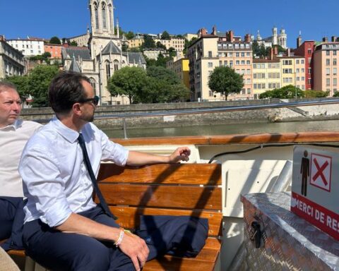 50 km de vélo et 6 discours : une journée avec Grégory Doucet, maire de Lyon.