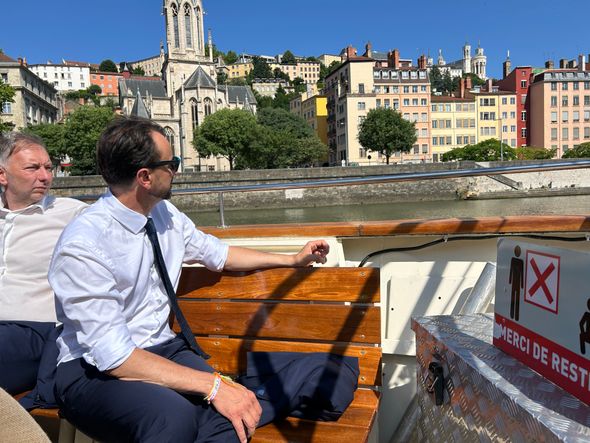 50 km de vélo et 6 discours : une journée avec Grégory Doucet, maire de Lyon.