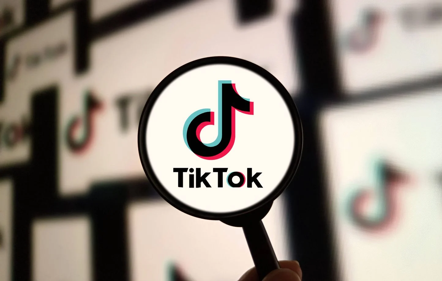Commission TikTok : Les influenceurs rejettent la responsabilité sur les parents et les plateformes