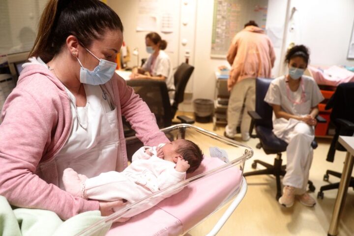 Des syndicats médicaux dénoncent le moratoire sur les fermetures de maternité, déplorant "une proposition de loi purement électoraliste"