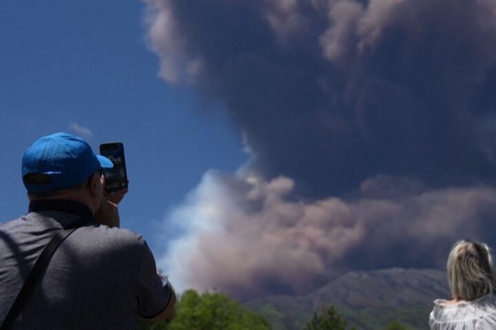 En Sicile, l'Etna entre en éruption et crache un énorme panache de fumée au-dessus de Catane