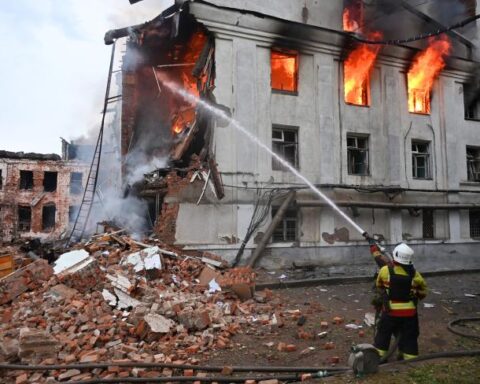 Guerre en Ukraine : des frappes russes font cinq morts et plus de 20 blessés à Kharkiv et Kherson