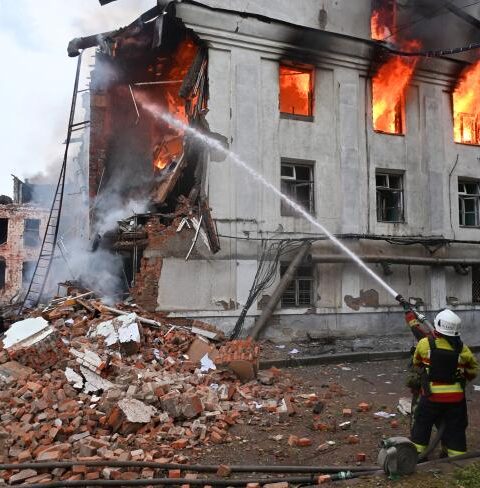 Guerre en Ukraine : des frappes russes font cinq morts et plus de 20 blessés à Kharkiv et Kherson