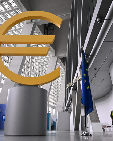 La Banque centrale européenne abaisse une nouvelle fois son principal taux directeur de 0,25 point, à 2%