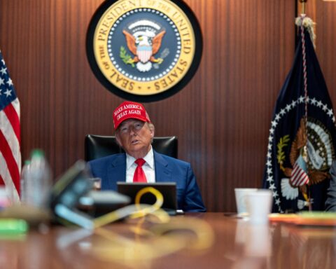 Les États-Unis frappent l'Iran : Trump impose la paix par la force