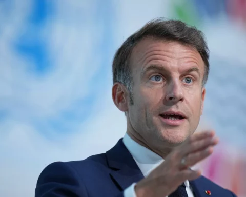Meurtre d'une surveillante par un collégien : les réseaux sociaux encouragent-ils la violence chez les jeunes, comme le laisse entendre Emmanuel Macron ?
