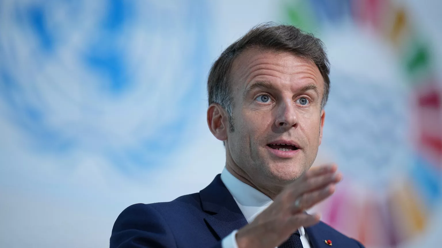 Meurtre d'une surveillante par un collégien : les réseaux sociaux encouragent-ils la violence chez les jeunes, comme le laisse entendre Emmanuel Macron ?
