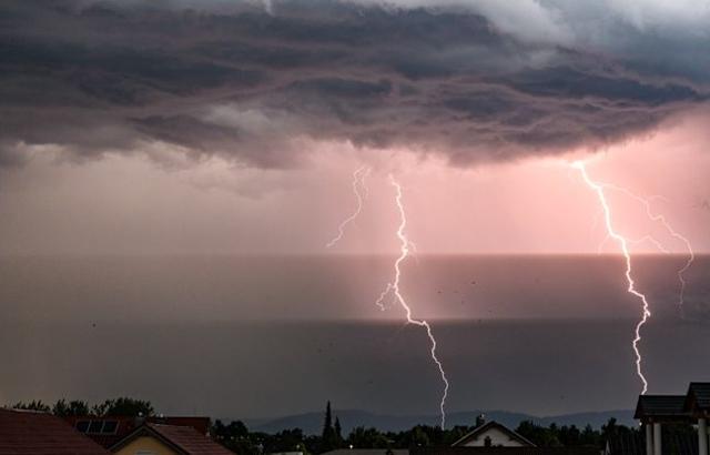 Orages : 11 départements placés en vigilance orange samedi après-midi