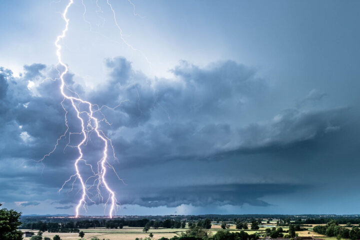 Orages : dix-sept départements du Nord-Ouest et du Sud-Ouest placés en vigilance orange