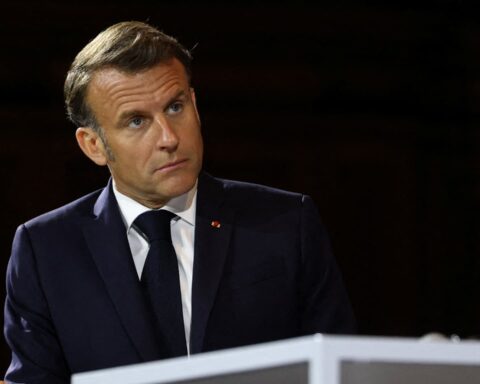 Surveillante de collège tuée en Haute-Marne : "Un jeune de quinze ans ne pourra plus acheter un couteau sur internet", martèle Emmanuel Macron