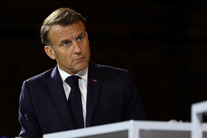 Surveillante de collège tuée en Haute-Marne : "Un jeune de quinze ans ne pourra plus acheter un couteau sur internet", martèle Emmanuel Macron