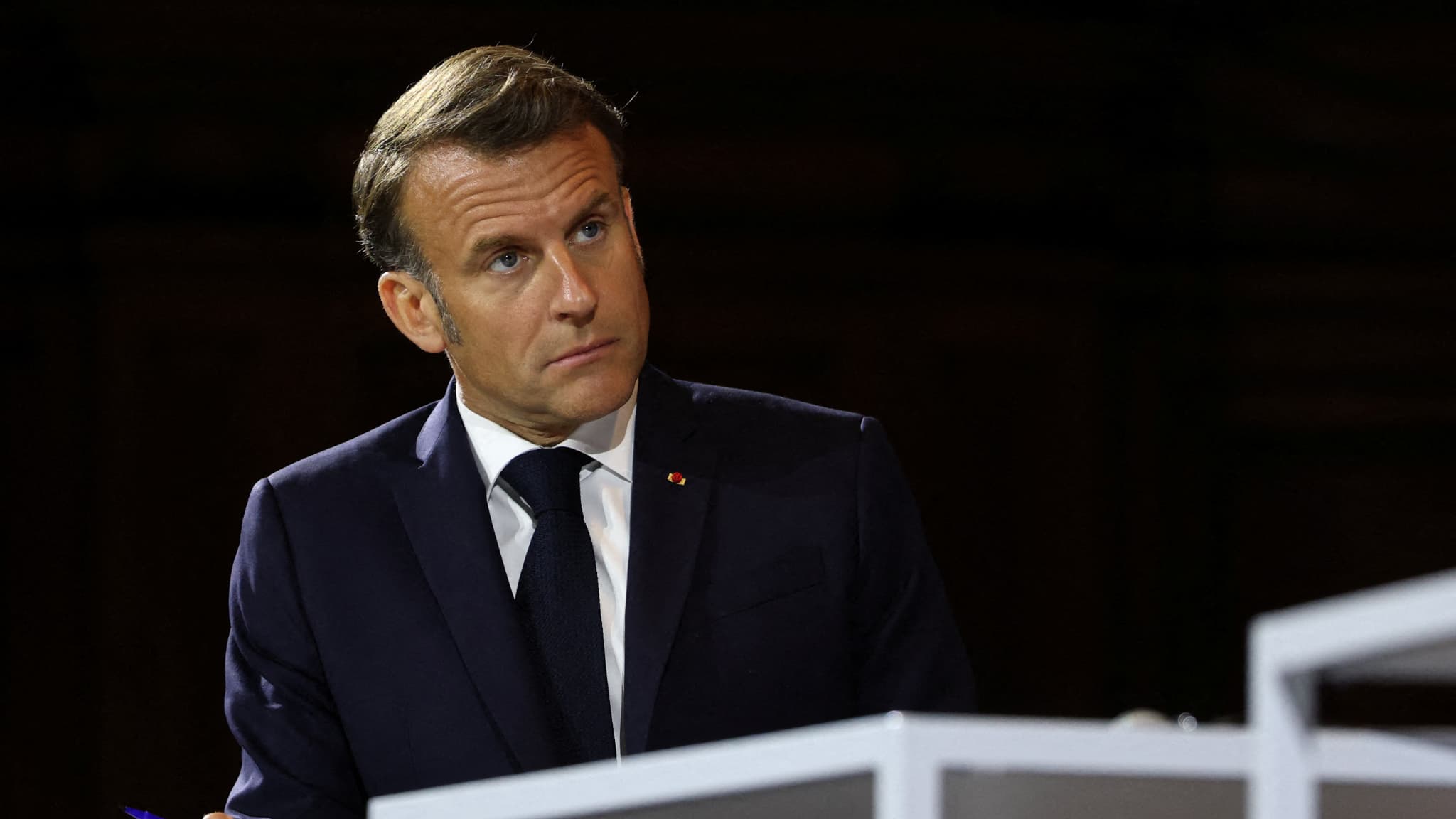Surveillante de collège tuée en Haute-Marne : "Un jeune de quinze ans ne pourra plus acheter un couteau sur internet", martèle Emmanuel Macron