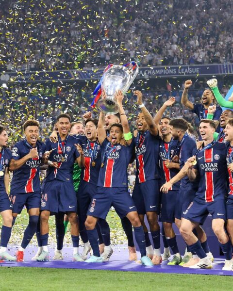 Victoire du PSG en Ligue des champions : les joueurs célèbrent leur titre au Parc des Princes devant des dizaines de milliers de supporters