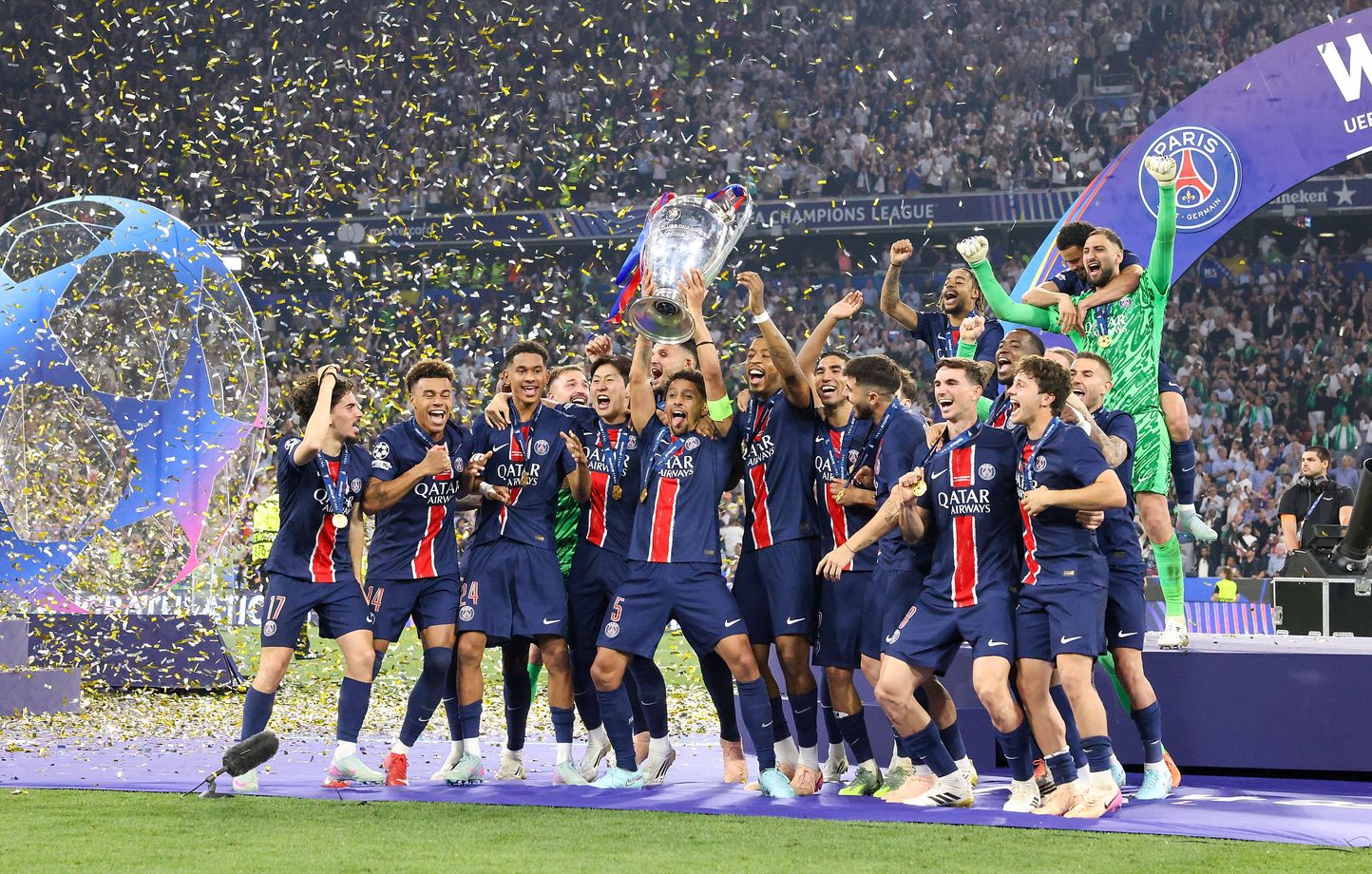 Victoire du PSG en Ligue des champions : les joueurs célèbrent leur titre au Parc des Princes devant des dizaines de milliers de supporters