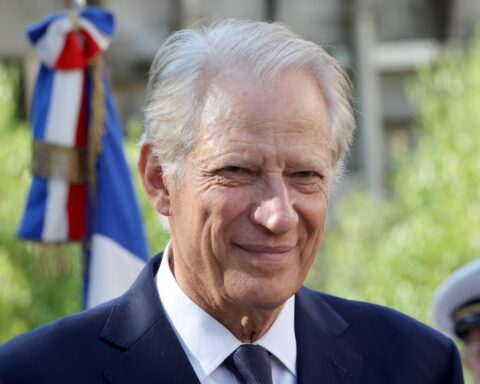 À l'approche de l'élection présidentielle, Villepin crée son propre parti politique.
