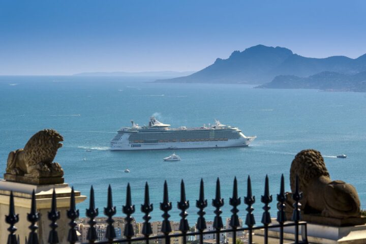 Après Nice, Cannes impose des restrictions sur le nombre de grands navires de croisière dans sa baie.