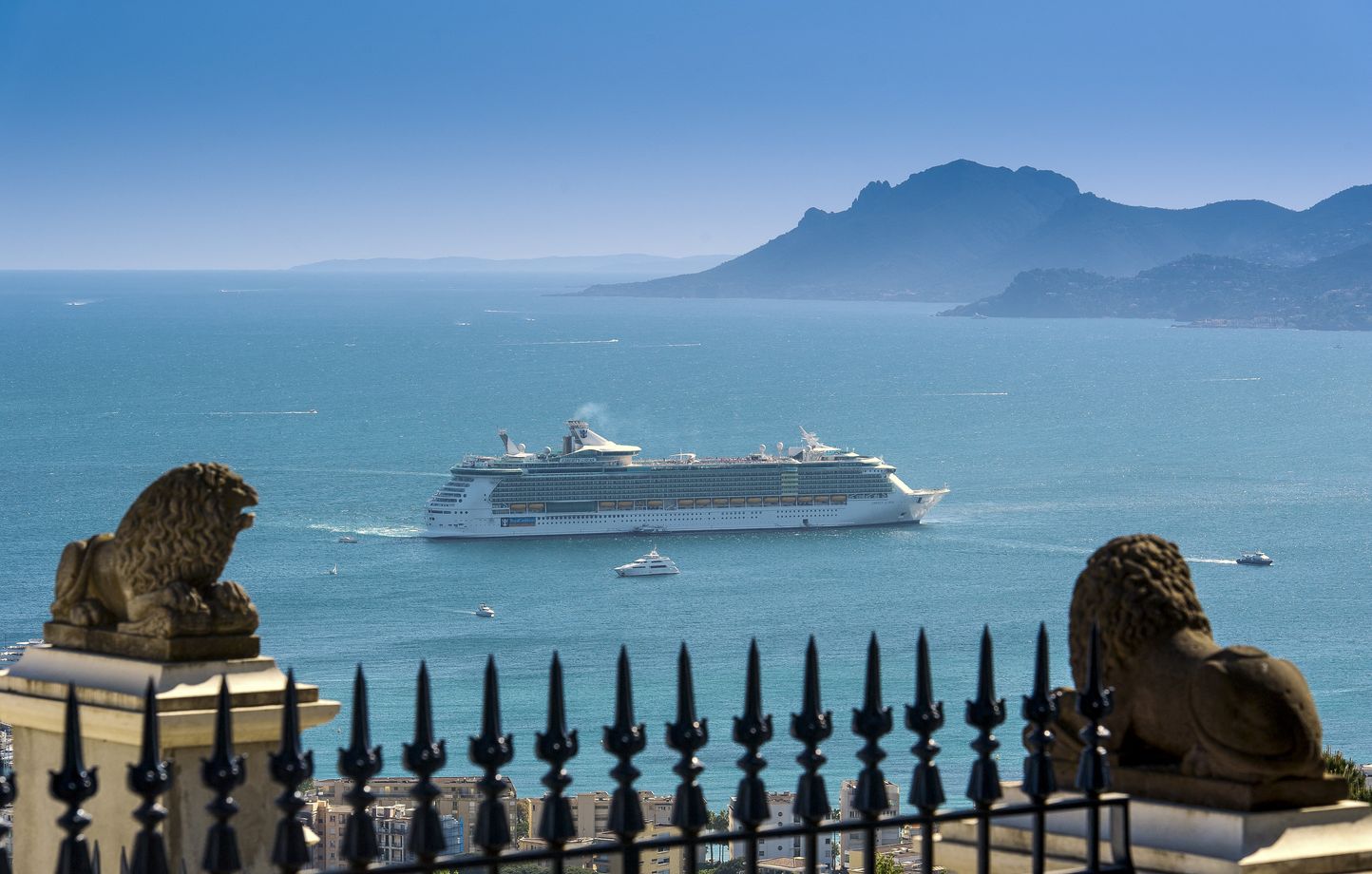 Après Nice, Cannes impose des restrictions sur le nombre de grands navires de croisière dans sa baie.