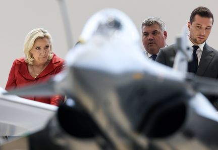 Au salon du Bourget, Marine Le Pen et Jordan Bardella renforcent leur alliance pour minimiser les tensions au sein du RN.