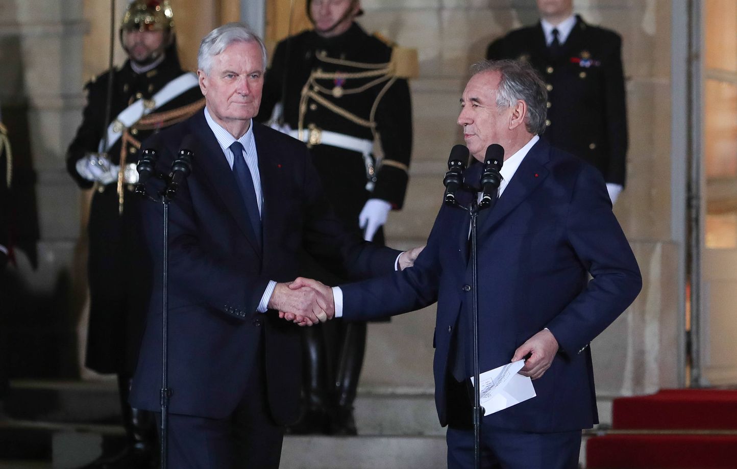 Barnier exhorte Macron à dissoudre l'Assemblée nationale en cas de motion de censure.