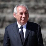 Bayrou consacre plus de temps en avion qu'à Biarritz pour discuter de l'écologie.
