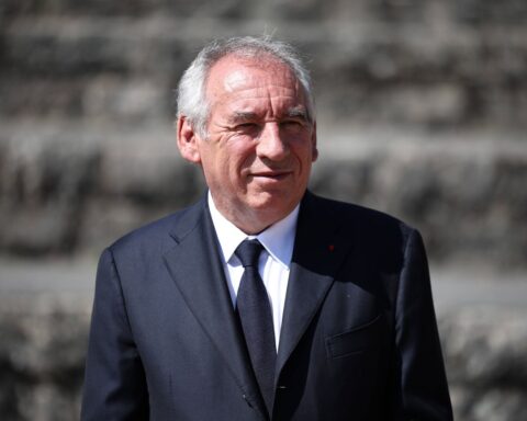 Bayrou consacre plus de temps en avion qu'à Biarritz pour discuter de l'écologie.