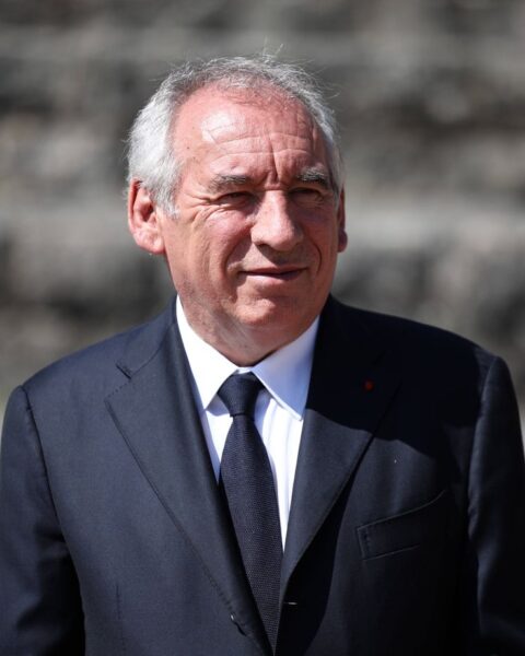 Bayrou consacre plus de temps en avion qu'à Biarritz pour discuter de l'écologie.