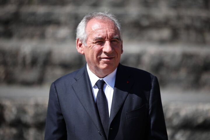 Bayrou consacre plus de temps en avion qu'à Biarritz pour discuter de l'écologie.