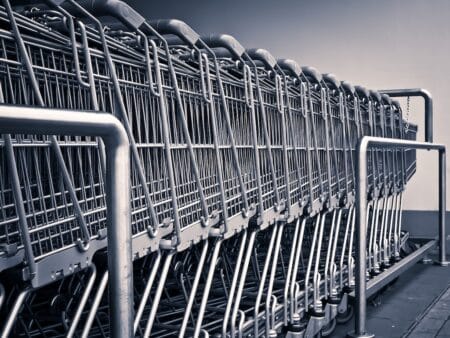 Colruyt cède 81 magasins à Intermarché, près de 900 emplois en danger avec le remboursement des impôts imminent.