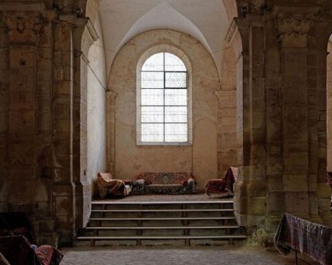 Dijon : découverte d'un escalier oublié menant à un caveau funéraire mystérieux dans une église désaffectée.