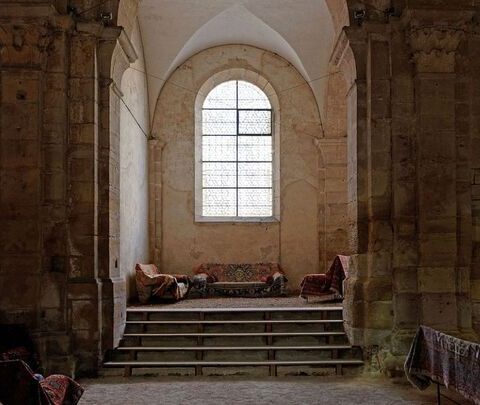 Dijon : découverte d'un escalier oublié menant à un caveau funéraire mystérieux dans une église désaffectée.