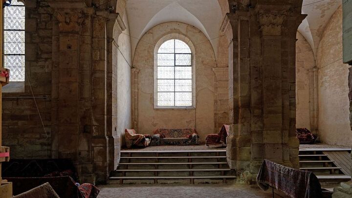 Dijon : découverte d'un escalier oublié menant à un caveau funéraire mystérieux dans une église désaffectée.