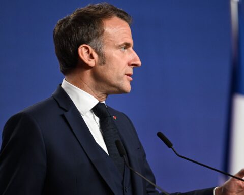 Emmanuel Macron appelle à dépasser les divergences sur la réforme des retraites.
