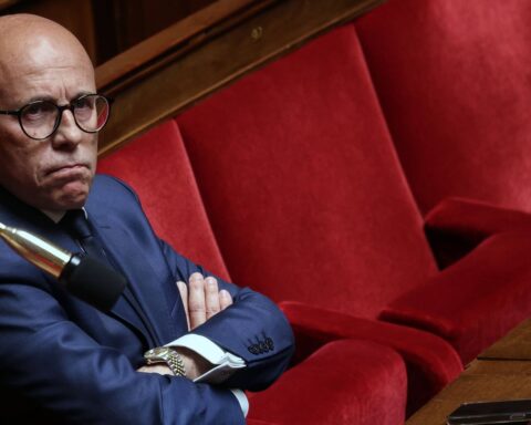 Éric Ciotti exhorte les Républicains à se retirer du gouvernement macroniste.
